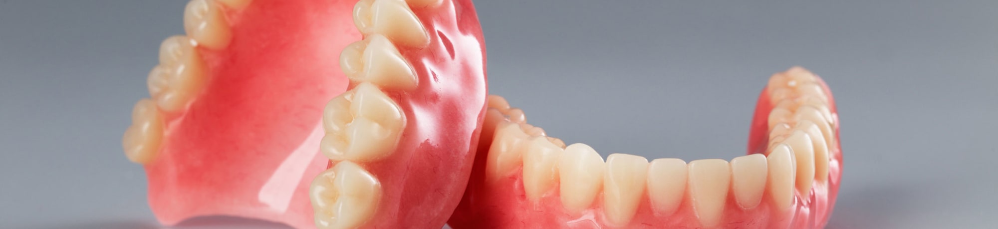 Съёмные зубные протезы: особенности выбора и ухода