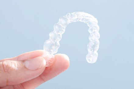 Иллюстрация элайнеров Invisalign