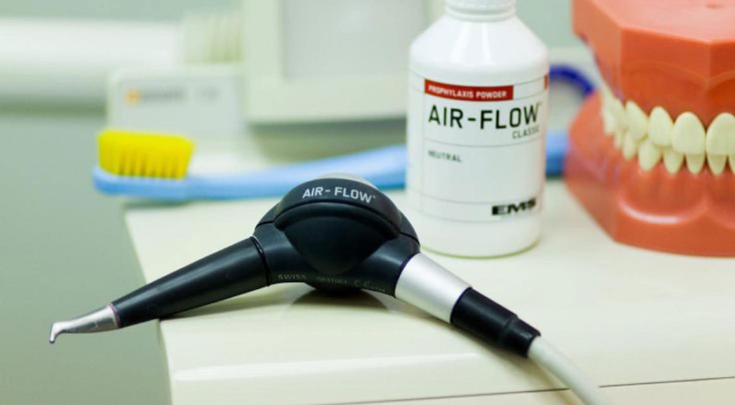 Чистка Аir Flow в стоматологии Профессиональная чистка зубов air flow